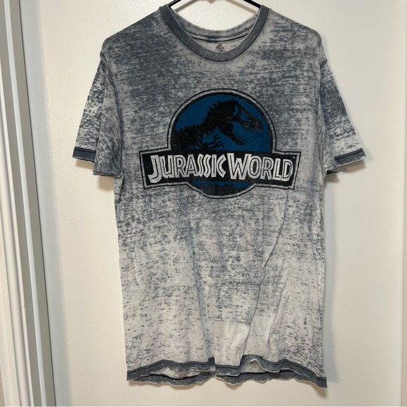 Jurassic World Women’s short sleeve shirt MEDIUM - Picture 1 of 4